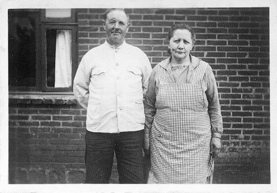 juliane heesche og marinus foran huset 1938